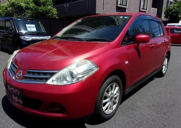 NISSAN TIIDA 2011