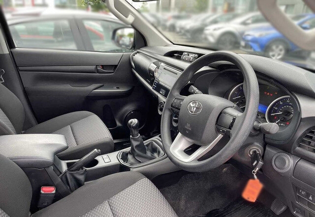 TOYOTA HILUX MANUAL DIESEL 2020 LHD 11 TOYOTA HILUX MANUAL DIESEL 2020 LHD - Image 11
