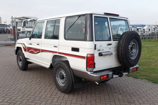 Toyota Land Cruiser VDJ76L V8 Hard Top 2019 3 Toyota Land Cruiser VDJ76L V8 Hard Top 2019 - Image 3