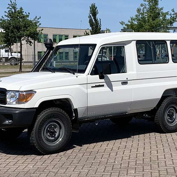 Toyota Land Cruiser HZJ78L 4×4 Hard Top